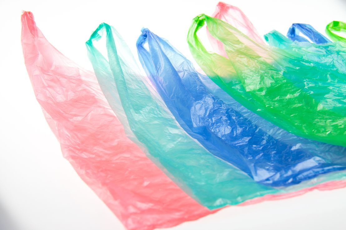 variedad de colores de bolsas de plástico